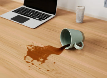 Lade das Bild in den Galerie-Viewer, Verschütteter Kaffee auf einem Schreibtisch